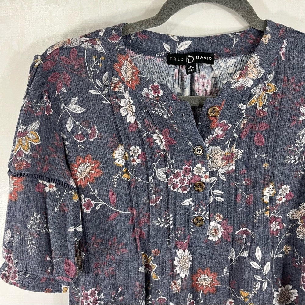 Fred David Blue Pleated Short Sleeve Blouse 1/2 Button Front Floral Pattern - Picture 3 of 8